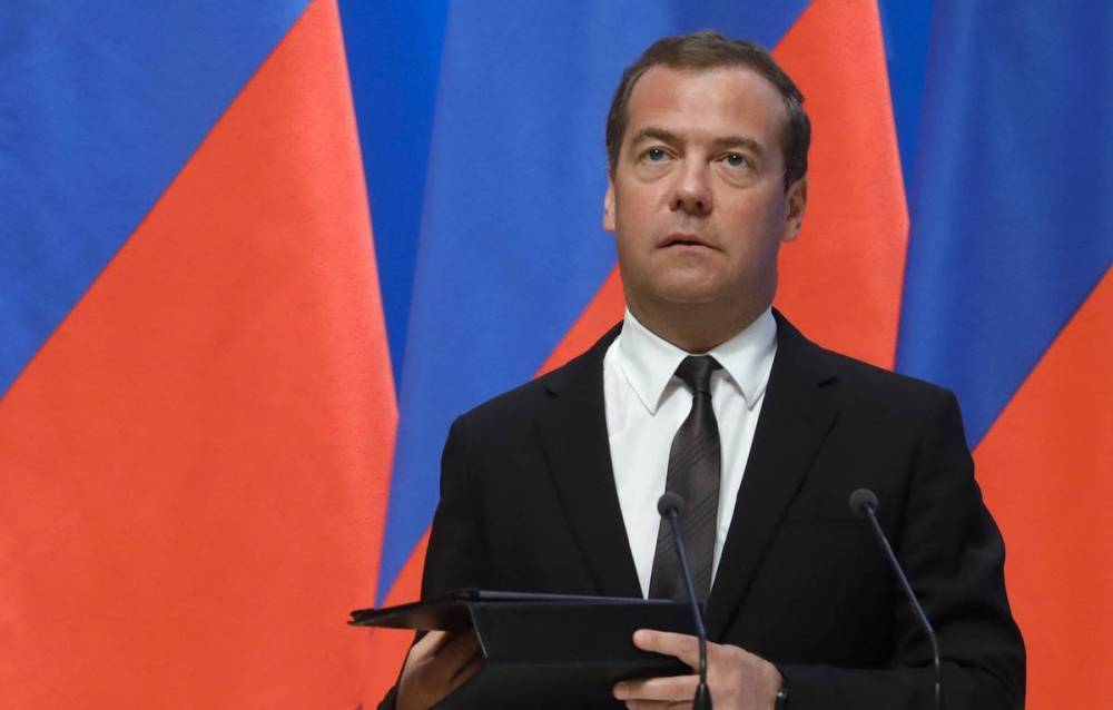 Медведев поручил МЭР искать новые решения для повышения инвестактивности