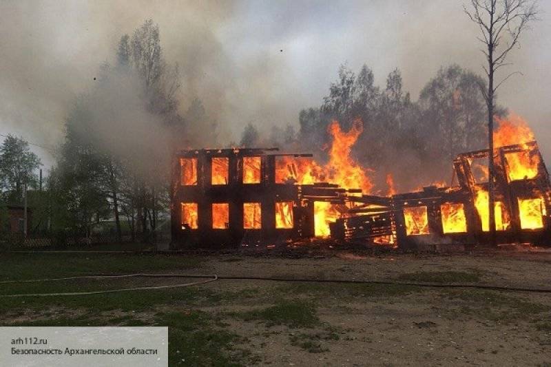 Водитель скорой из Свердловской области спас женщину из запертой горящей квартиры