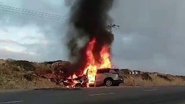 Видео: рискуя жизнью, полицейский вытащил водителя из горящей машины