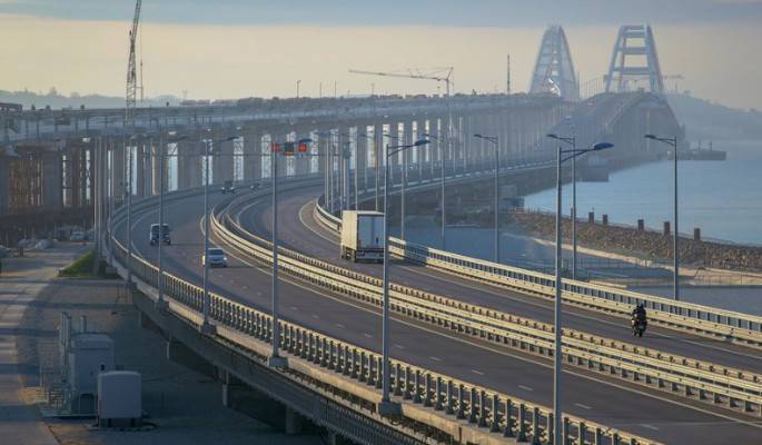 Закрытие Крымского моста: объявлено о серьезных проблемах с переправой