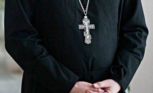 Патриарх Кирилл лишил сана напавшего с ножом на монаха священника
