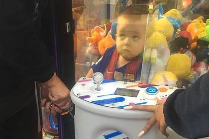 Трехлетний мальчик полез в автомат с игрушками за мишкой и застрял