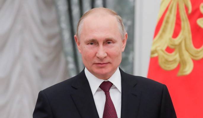 Галантный Путин с роскошным букетом осчастливил известную журналистку