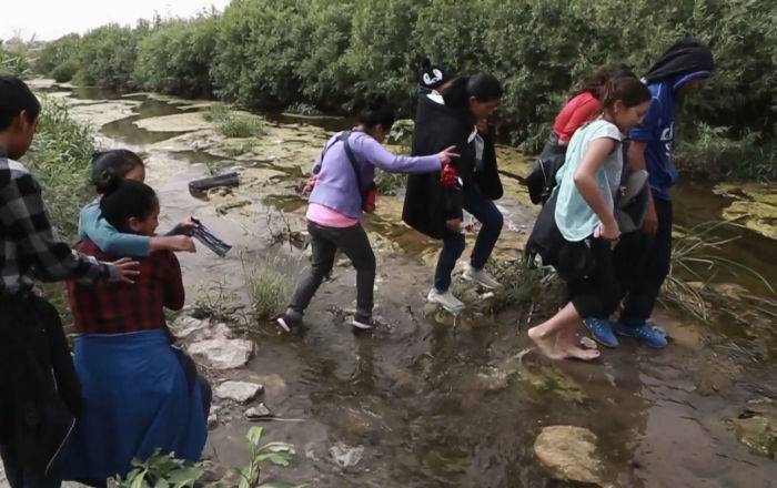 Женщины с детьми пытаются перейти американскую границу - грустное видео из Мексики