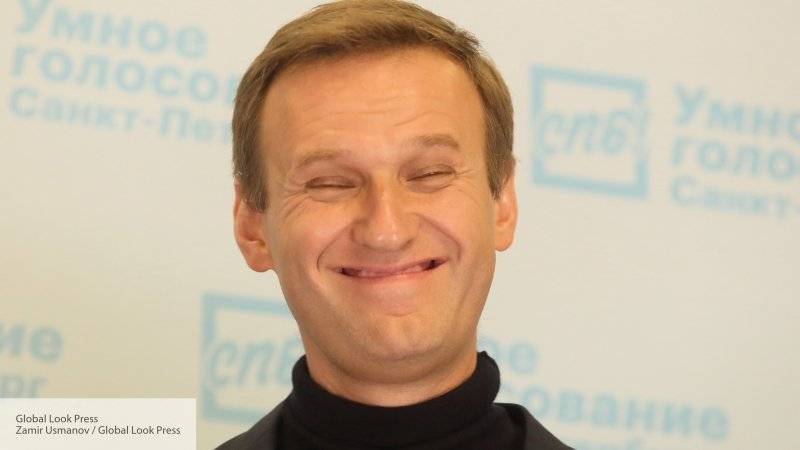 «Борец с коррупцией» Навальный с удовольствием берет деньги от мошенников и олигархов