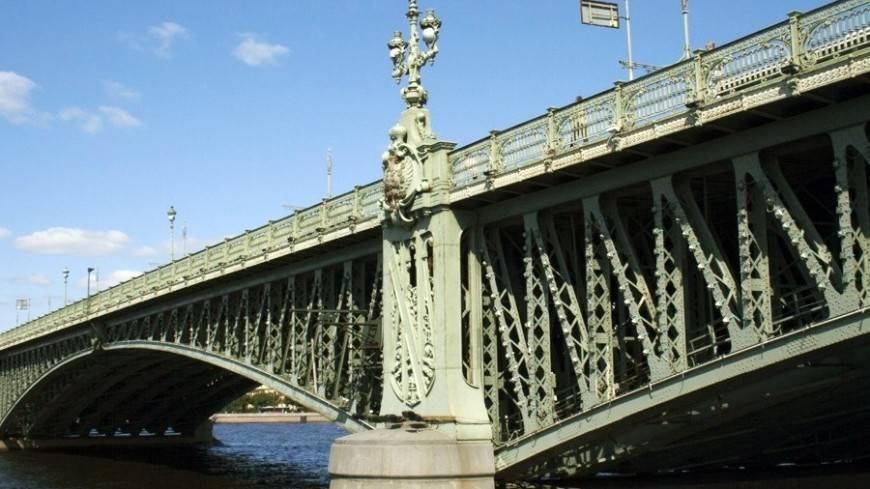 В Петербурге Благовещенский мост украсила новая подсветка