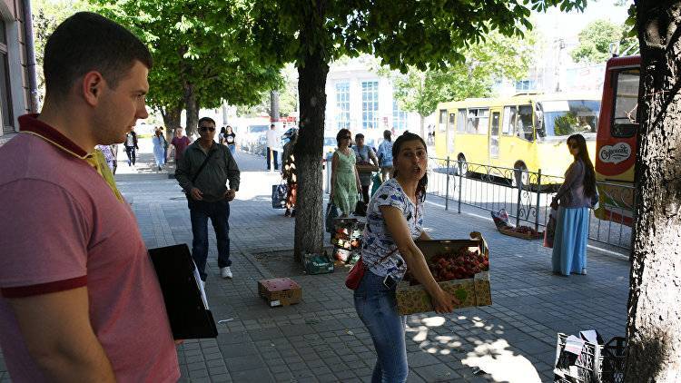"Стихийные" гости Крыма: кто торгует с пола в центре Симферополя