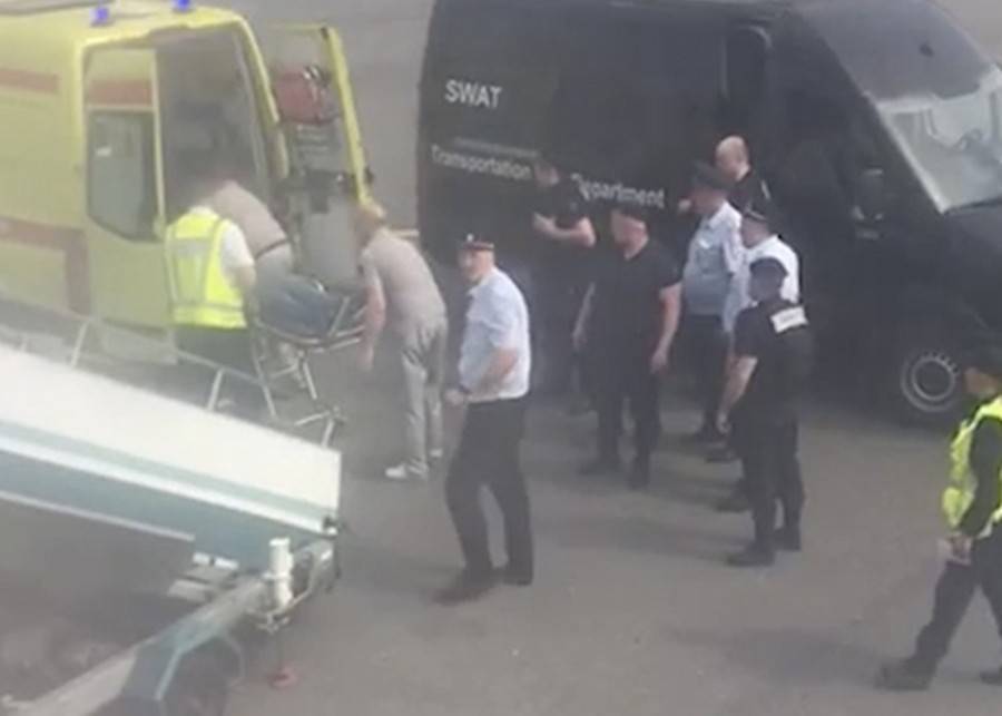 Снятый с рейса авиадебошир умер в машине скорой помощи
