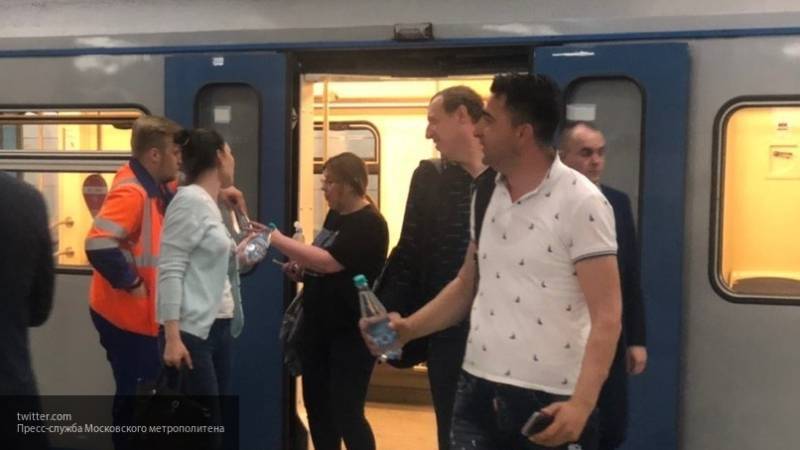 Поезда с пассажирами застряли в столичном метро, движения не было около часа