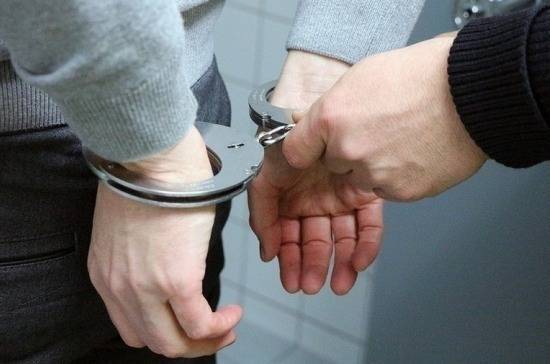 В Керчи задержали двух подозреваемых во взятках полицейских