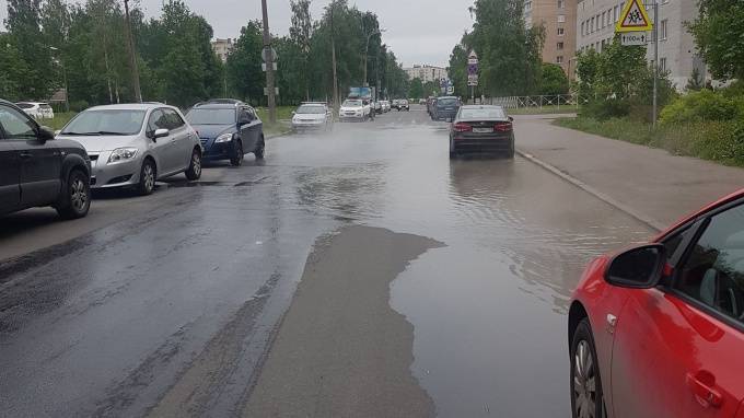 В Колпино затопило машины из-за прорыва трубы