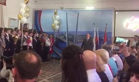 Мэр Владивостока отправил выпускников в "последний путь в жизни"