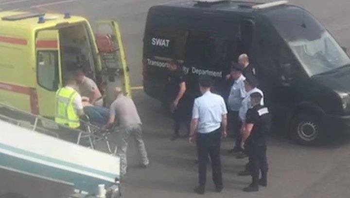 Снятый с рейса дебошир скончался в карете скорой помощи