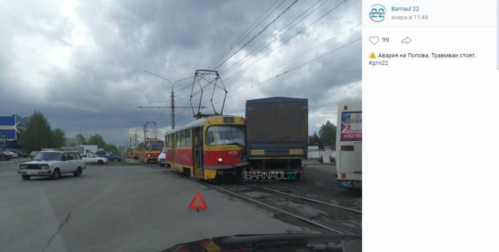 Большегруз и трамвай не поделили дорогу в Барнауле