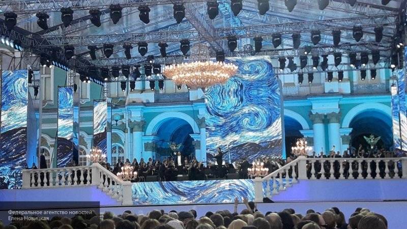 400-килограммовая люстра разместилась на Дворцовой - nation-news.ru - Санкт-Петербург