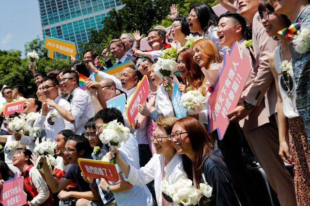 На Тайване впервые начали регистрировать однополые браки