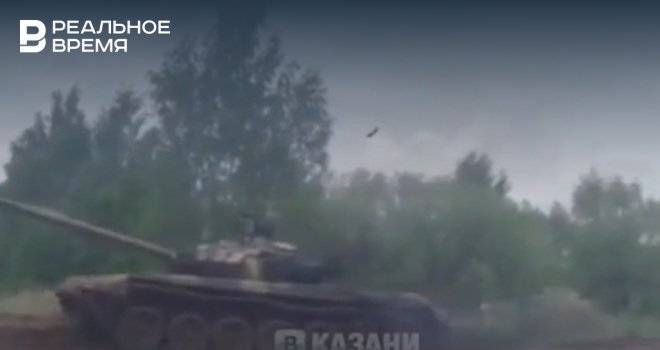 Под Казанью очевидцы сняли на видео проезжающие по дороге танки