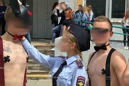 Российские выпускники устроили БДСМ-флешмоб в школе