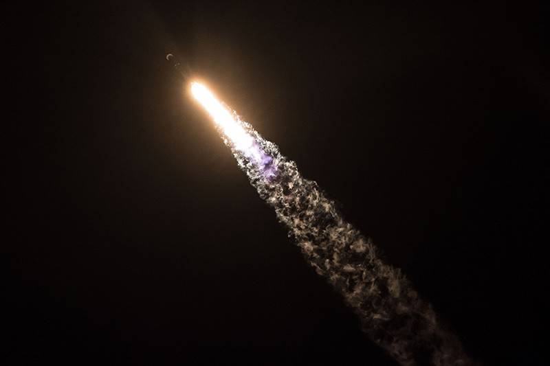SpaceX запустила ракету Falcon 9 со спутниками для раздачи интернета