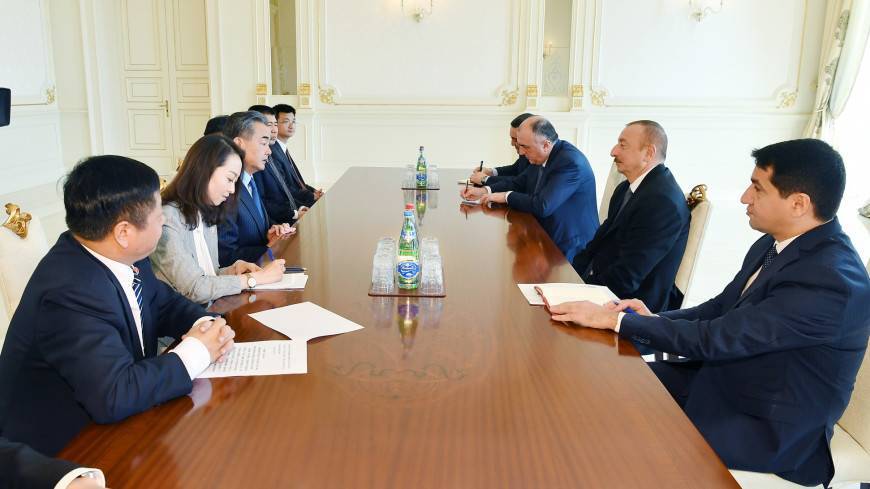 Алиев встретился в Баку с министром иностранных дел Китая