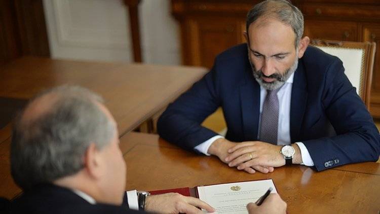 Дирижер Орбелян судится с премьер-министром Армении