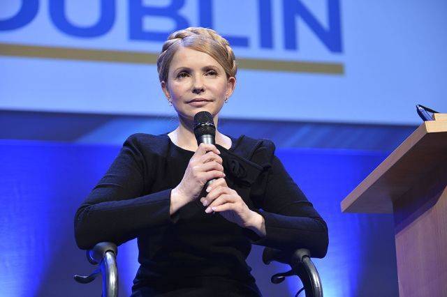 Тимошенко передала Зеленскому пакет законопроектов по снижению тарифов ЖКХ