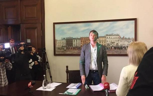Во Львове во время заседания заместителя мэра облили краской