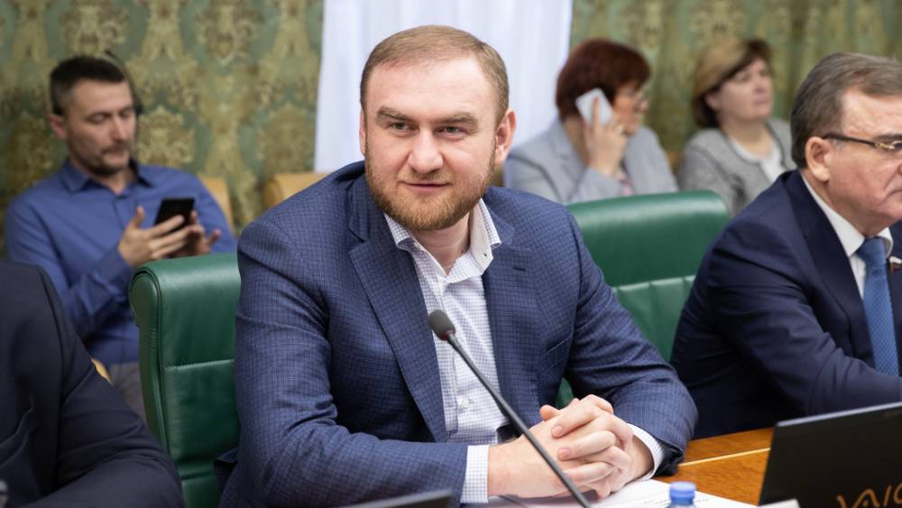 "Гениальное решение": Сенатора Арашукова лишили двухмесячной зарплаты в Совфеде
