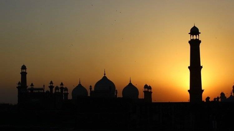 Минимум семь человек погибли при взрыве в мечети Кветты