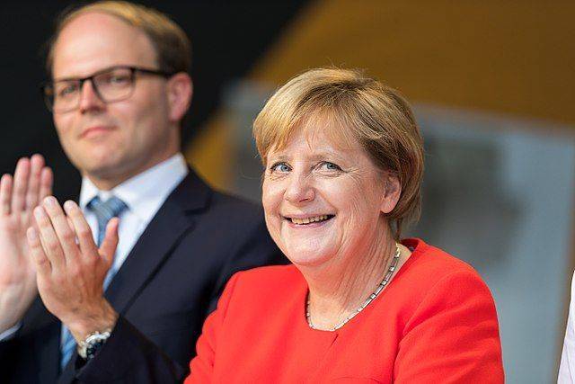 Меркель и Зеленский обсудили внутриполитическую ситуацию на Украине