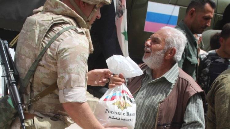 Российские военные раздали жителям Восточной Гуты 2,5 тонны продовольствия