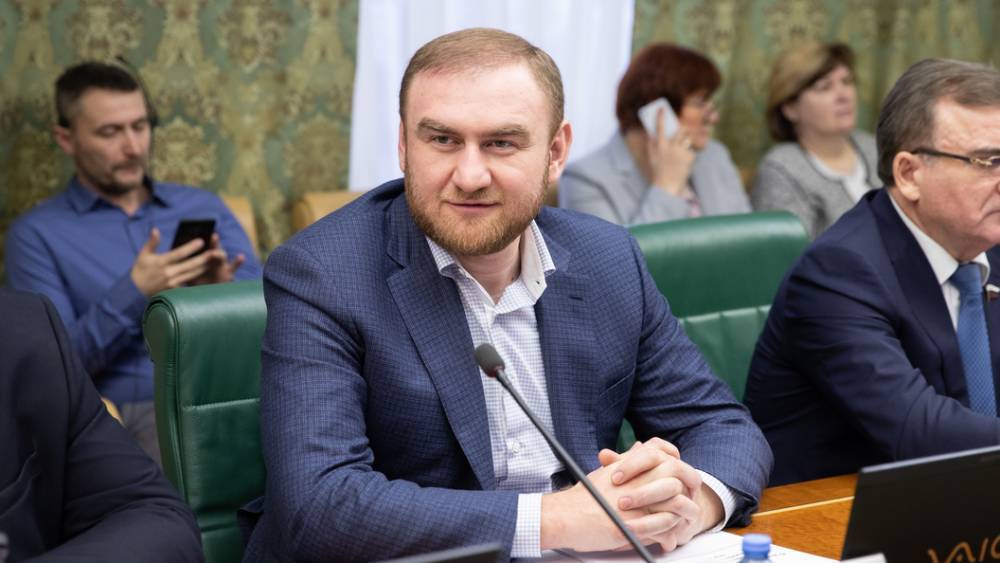 "Гениальное решение": Сенатора Арашукова лишили двухмесячной зарплаты в Совфеде - источник