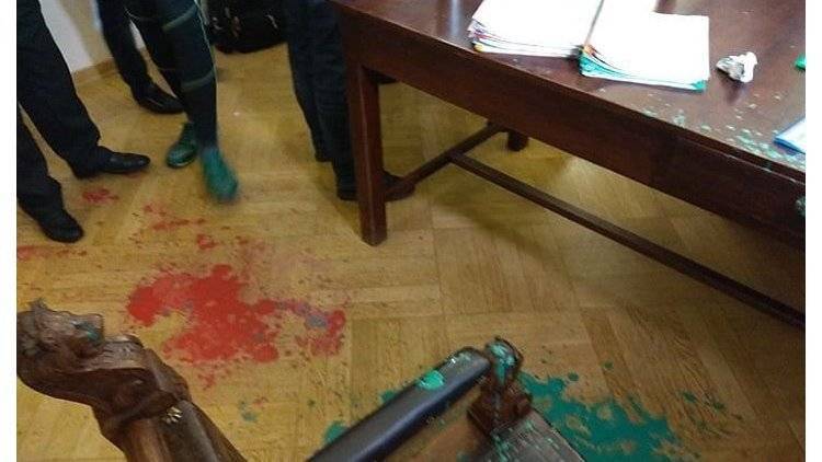 Во Львове чиновников облили краской на заседании горсовета