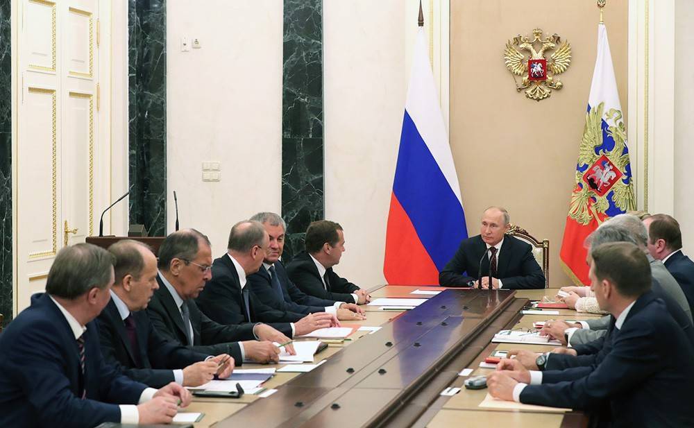 Путин обсудил с членами Совбеза ситуацию на Украине
