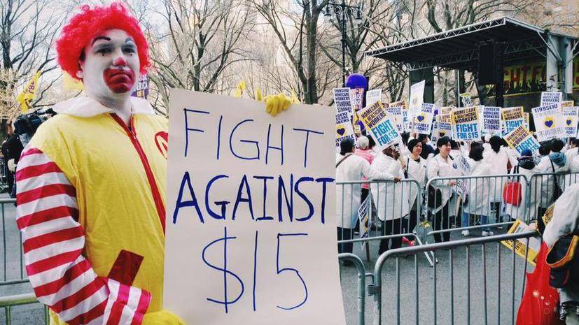 В США работники McDonald's устроили забастовку из-за низкой зарплаты и сексуальных домогательств