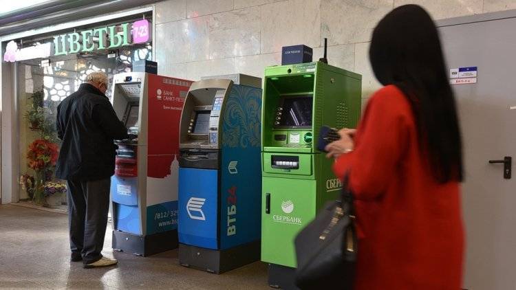 Клиенты Сбербанка уже к концу июня снимут деньги в банкоматах без карт