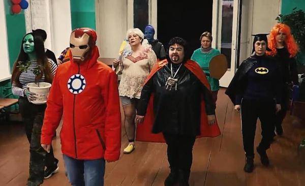 Учителя мурманской школы поздравили выпускников в образе супергероев
