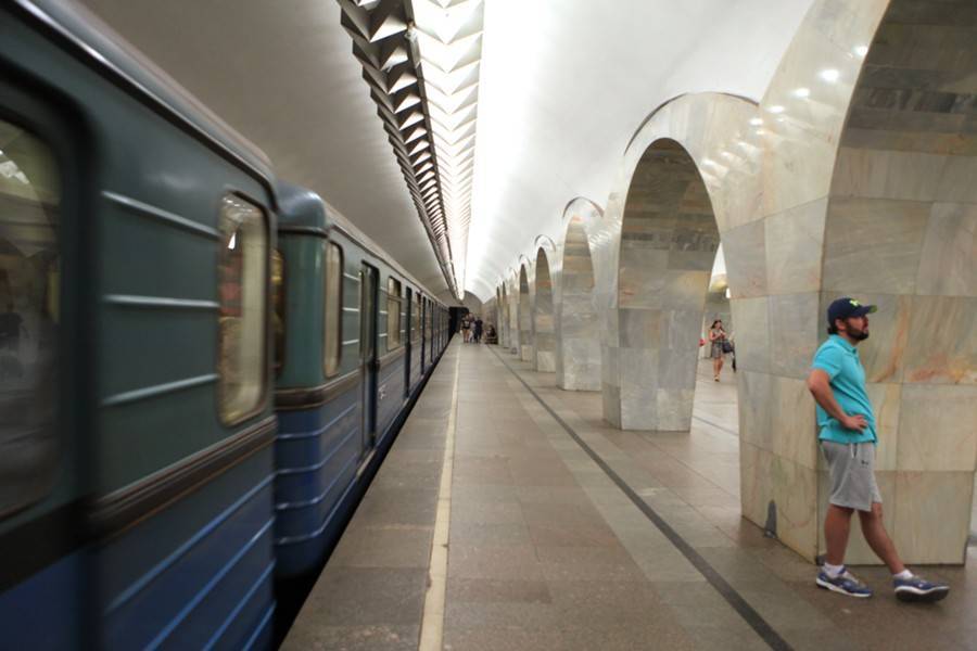 В метро опровергли информацию о падении пассажира на рельсы на "Кузнецком мосту"