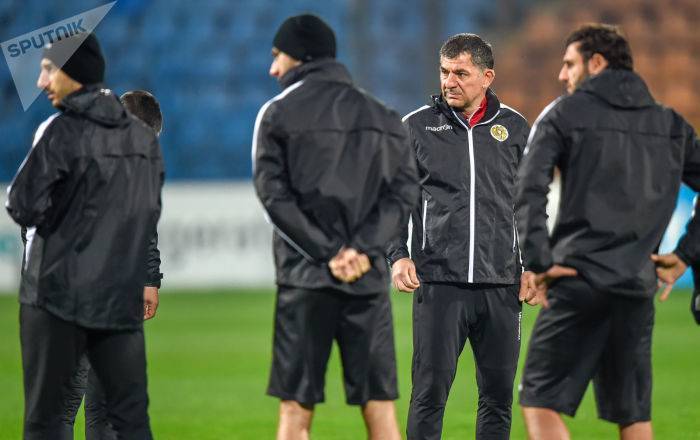 Тренер сборной Армении по футболу пригласил в сборную 11 легионеров