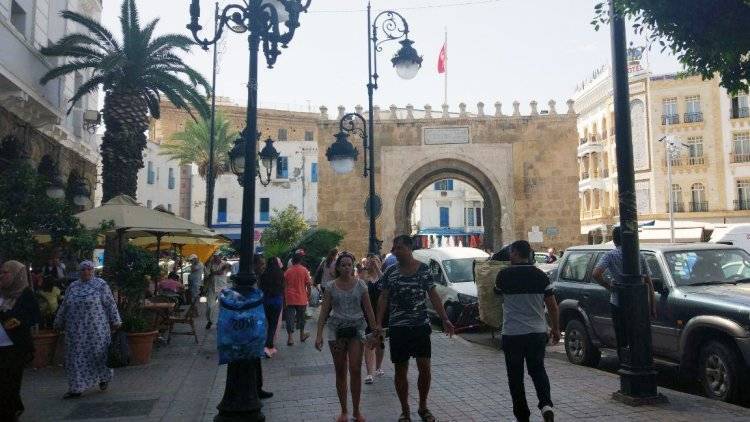 Молодежь массово покидает Тунис из-за нестабильности в стране