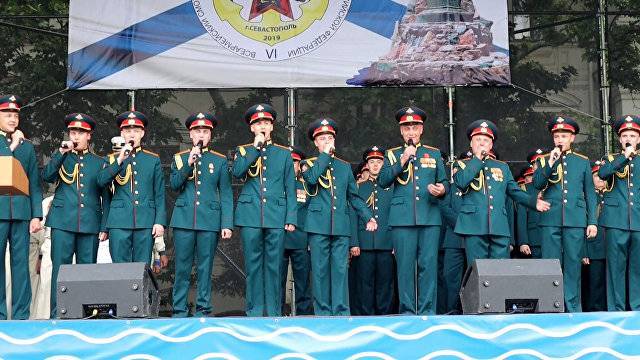 Громко и красочно: в Севастополе стартовал конкурс военных ансамблей