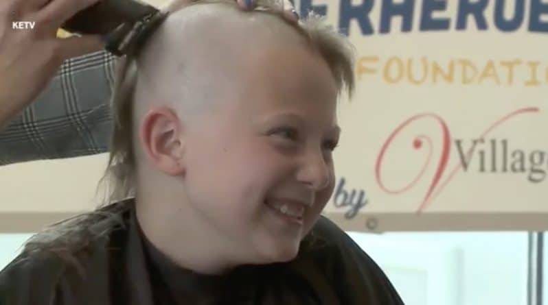 Две 10-летние девочки полностью сбрили длинные локоны, чтобы пожертвовать их на парики для больных детей