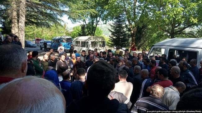 Забастовка в Грузии: трое шахтеров зашили себе рты