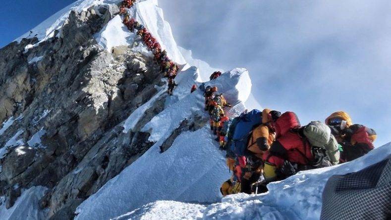 На Эвересте – очереди и «пробки» из людей, погибли два альпиниста, среди них – американец (фото)