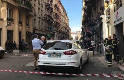 Бомба с болтами и гвоздями взорвалась на улице во французском Лионе (фото)