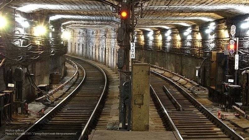 Секрет сигналов машинистов поездов в тоннелях метро раскрыли в Петербурге