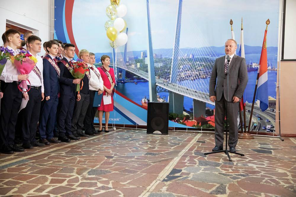 Мэр Владивостока оговорился и отправил выпускников «в последний путь»