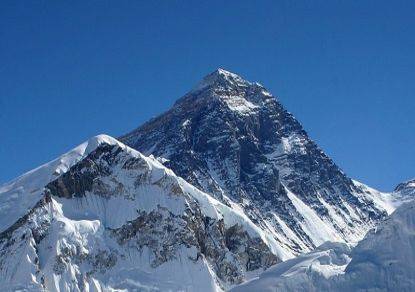 Из-за очереди к вершине Эвереста погибли три альпиниста