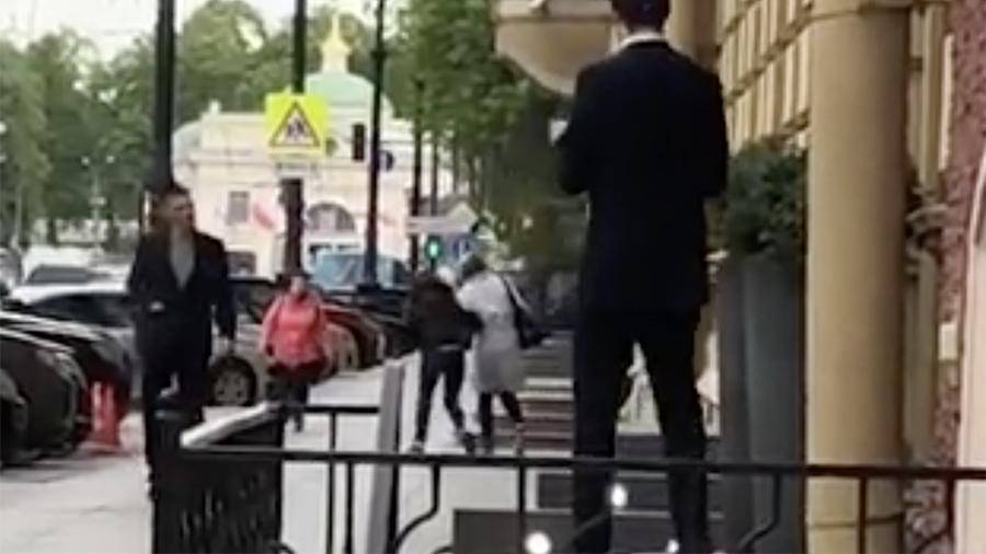 Нападение ворон на прохожих в Петербурге попало на видео
