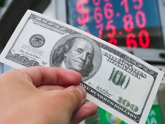 Власти искусственно увеличили курс: доллар мог стоить 50 рублей
